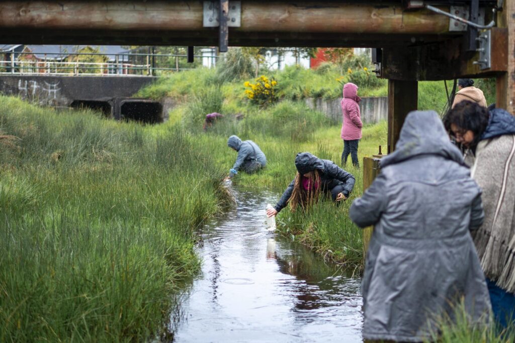 Mujeres realizando el muestreo de aguas.