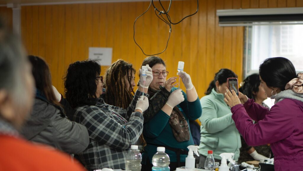 Mujeres trabajando con el agua