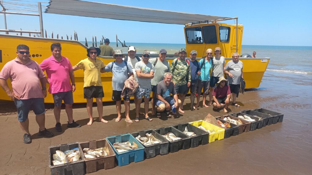 Pescadores argentinos junto al equipo de ECO-SOB y Andrés Jaureguizar. Foto cortesía Jumara Films