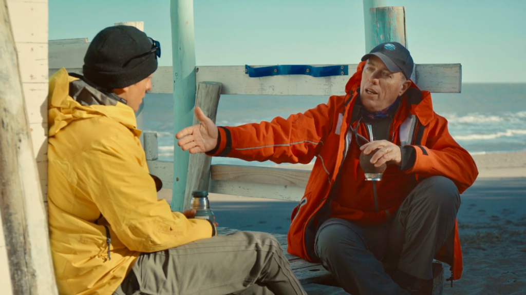 Sebastián Gómez y Andrés Jaureguizar en el documental «Pescadores & Guitarras». Foto cortesía Jumara Films