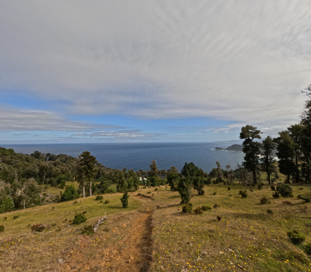 Travesía de 11 kilómetros hacia Caleta Huellelhue, Región de Los Lagos. Vista desde el inicio del trekking. Créditos: ©Proyecto GEF Incentivos para la Conservación y Centro de Pesca Sustentable