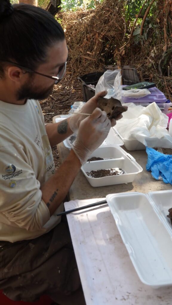 Cristóbal Oyarzo Arqueólogo retirando sedimento