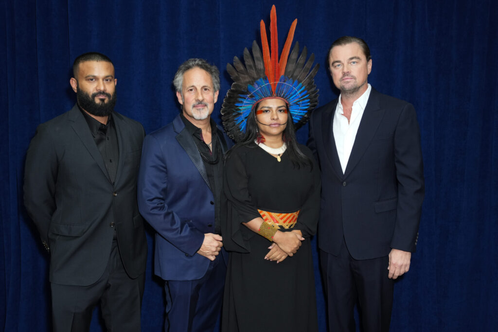 Juma junto a Leonardo DiCaprio. © Malaika Pictures.