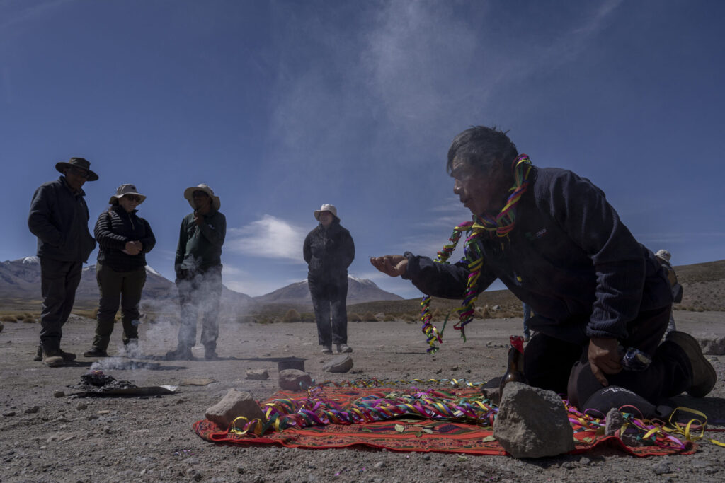 Celebración de una pawa tradicional en la que se pide permiso a los Mallkus y a la Pachamama para capturar y esquilar vicuñas de manera respetuosa. Parque Nacional Lauca, Chile, 5 de Noviembre, 2025. Tamara Merino / UNESCO.