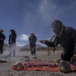 Celebración de una pawa tradicional en la que se pide permiso a los Mallkus y a la Pachamama para capturar y esquilar vicuñas de manera respetuosa. Parque Nacional Lauca, Chile, 5 de Noviembre, 2025. Tamara Merino / UNESCO.