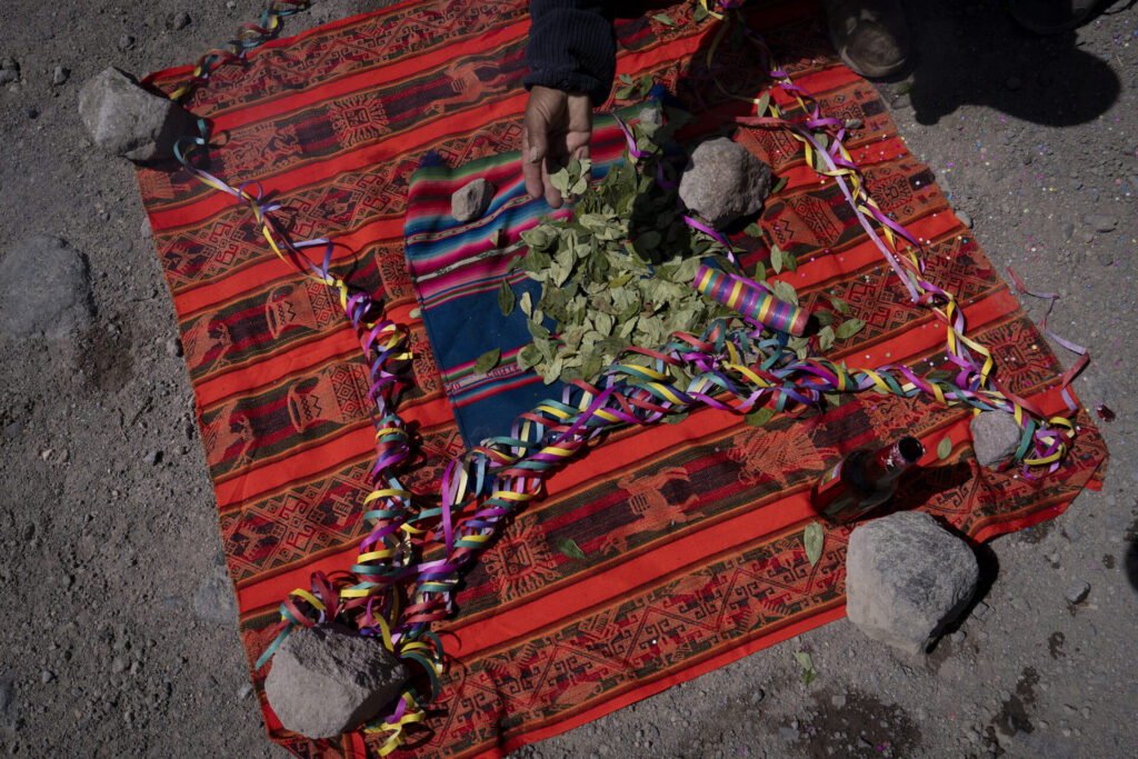 Celebración de una pawa tradicional en la que se pide permiso a los Mallkus y a la Pachamama para capturar y esquilar vicuñas de manera respetuosa. Parque Nacional Lauca, Chile, 5 de Noviembre, 2025. Tamara Merino / UNESCO.