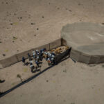 Arreo de vicuñas realizado a pie, con la participación de cerca de 60 personas —entre profesionales, operadores turísticos, autoridades y miembros de comunidades andinas— quienes forman una cadena humana para conducir a los animales hacia el corral. Créditos: Tamara Merino.