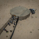 Arreo de vicuñas realizado a pie, con la participación de cerca de 60 personas —entre profesionales, operadores turísticos, autoridades y miembros de comunidades andinas— quienes forman una cadena humana para conducir a los animales hacia el corral. Créditos: Tamara Merino/UNESCO