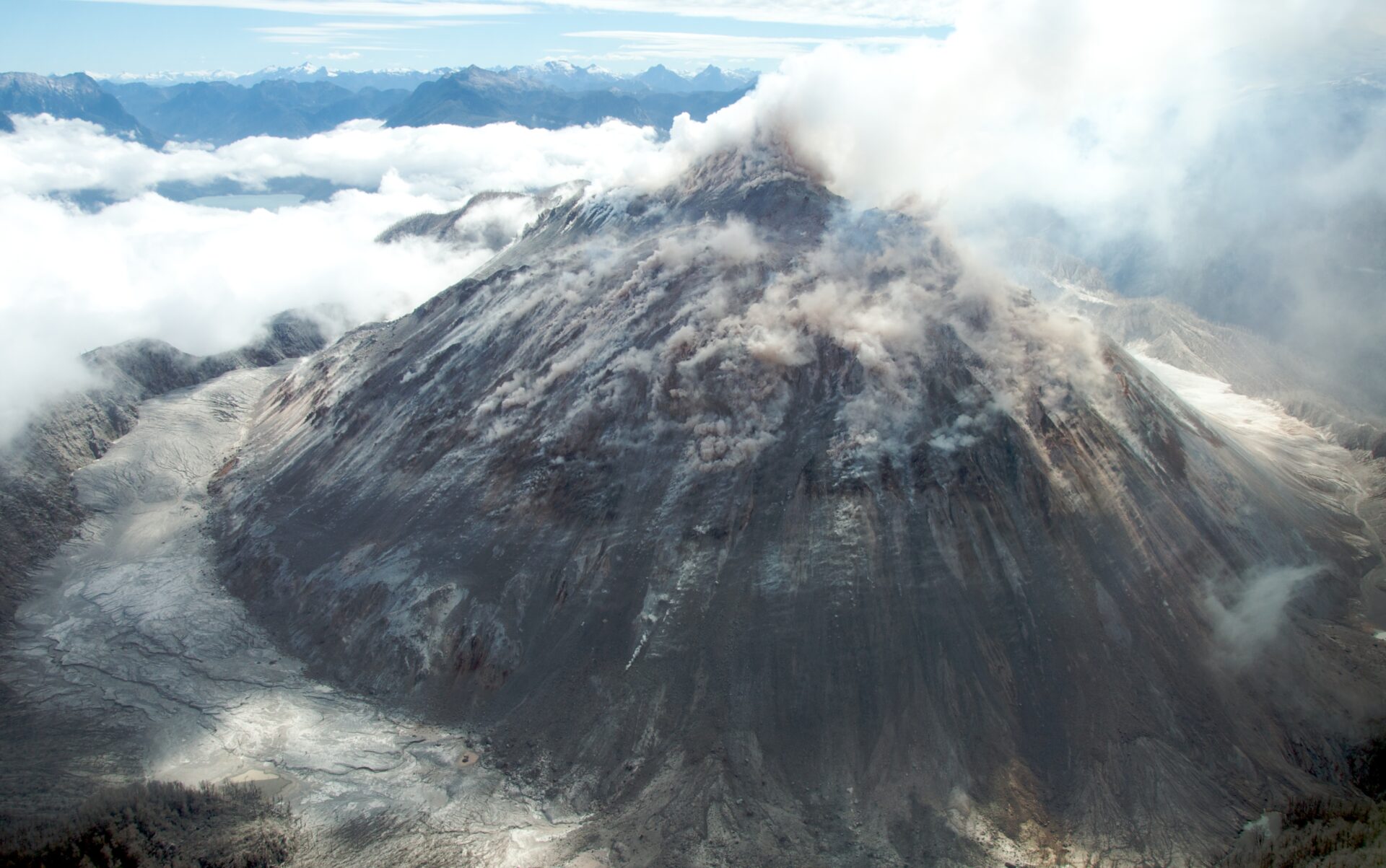 En el extremo de la Patagonia: Dos geólogos convierten la erupción del volcán Chaitén en un referente internacional de turismo científico