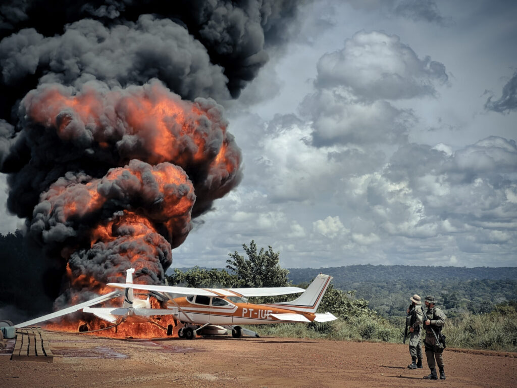 Extracción ilegal de oro, misión liderada por Hugo Loss. Imagen © Malaika Pictures.