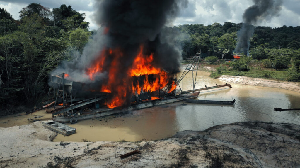 Extracción ilegal de oro, misión liderada por Hugo Loss. Imagen © Malaika Pictures.