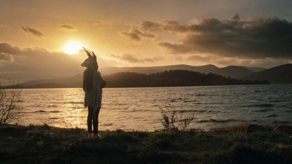 Juma observando el atardecer. Imagen © Malaika Pictures.
