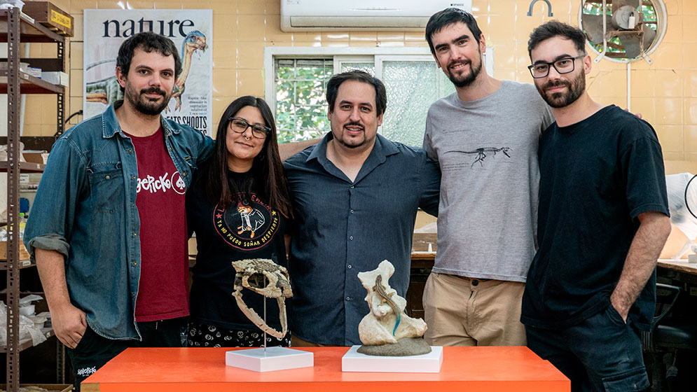 Parte del equipo que protagonizó el hallazgo y la descripción del fósil. Foto gentileza investigadores.