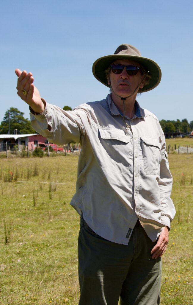 Dr. Tom Dillehay en Monte Verde. Autor Jorge Guzmán