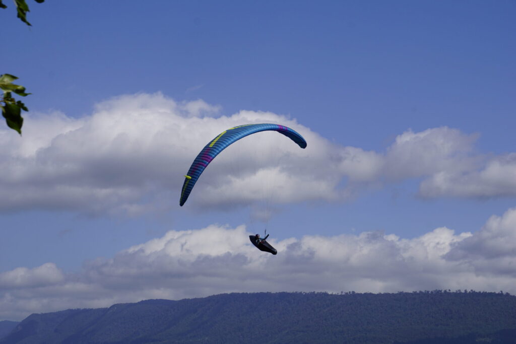 Lene Spaarwater volando en parapente.
