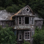 Construcción antigua de tejuelas ubicada en la Isla Mechuque en Chiloé, siendo consumida poco a poco por la vegetación y el paso del tiempo.