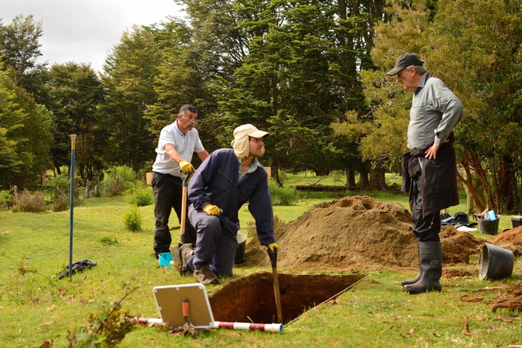 Excavaciones 2005, Tom Dillehay y parte de su equipo. Autor Jorge Guzmán _ Indaga Comunicaciones