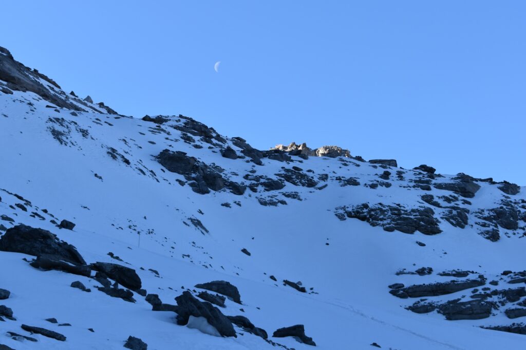 Superficie del glaciar Echaurren Norte en abril de 2026. Se observa el glaciar parcialmente cubierto de nieve al inicio del año hidrológico 2026, junto con una baliza de ablación instalada en el glaciar. Foto: cortesía Felipe Ugalde / Universidad de Chile