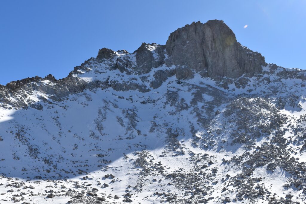 Glaciar Echaurren Norte parcialmente cubierto de nieve en abril de 2026. Se observan escasos afloramientos de hielo visible bajo el afloramiento rocoso en la cabecera del glaciar. Foto: cortesía Felipe Ugalde / Universidad de Chile