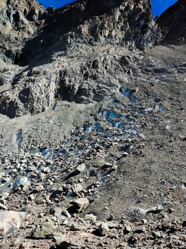 Detritos cubriendo afloramiento de hielo en Echaurren Norte. Foto: cortesía Daniela Carrión