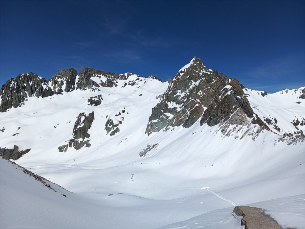 Glaciar Echaurren Norte completamente cubierto de nieve el 2 de octubre de 2025. Se observa personal de la Dirección General de Aguas (DGA) realizando la calicata anual sobre el manto nivoso para determinar la profundidad y densidad de la nieve. Foto: cortesía Felipe Ugalde / Universidad de Chile