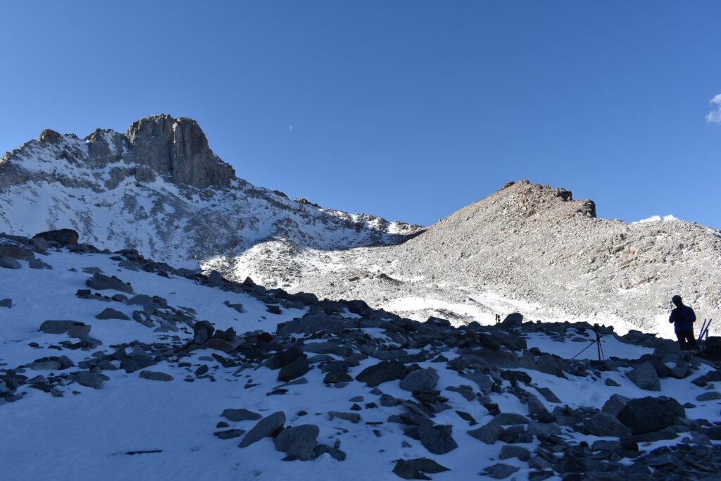 Toma de coordenadas de los puntos de control para el levantamiento fotogramétrico sobre el glaciar Echaurren Norte, en abril de 2026. Foto: cortesía Felipe Ugalde / Universidad de Chile