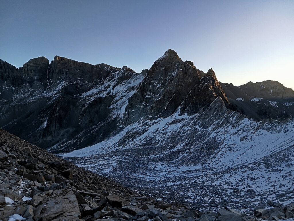 Atardecer sobre la superficie del glaciar Echaurren Norte en abril de 2026. Foto: cortesía Felipe Ugalde / Universidad de Chile