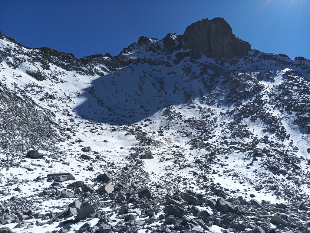 Glaciar Echaurren Norte parcialmente cubierto de nieve en abril de 2026. Se observan escasos afloramientos de hielo visible bajo el afloramiento rocoso en la cabecera del glaciar. Foto: cortesía Felipe Ugalde / Universidad de Chile