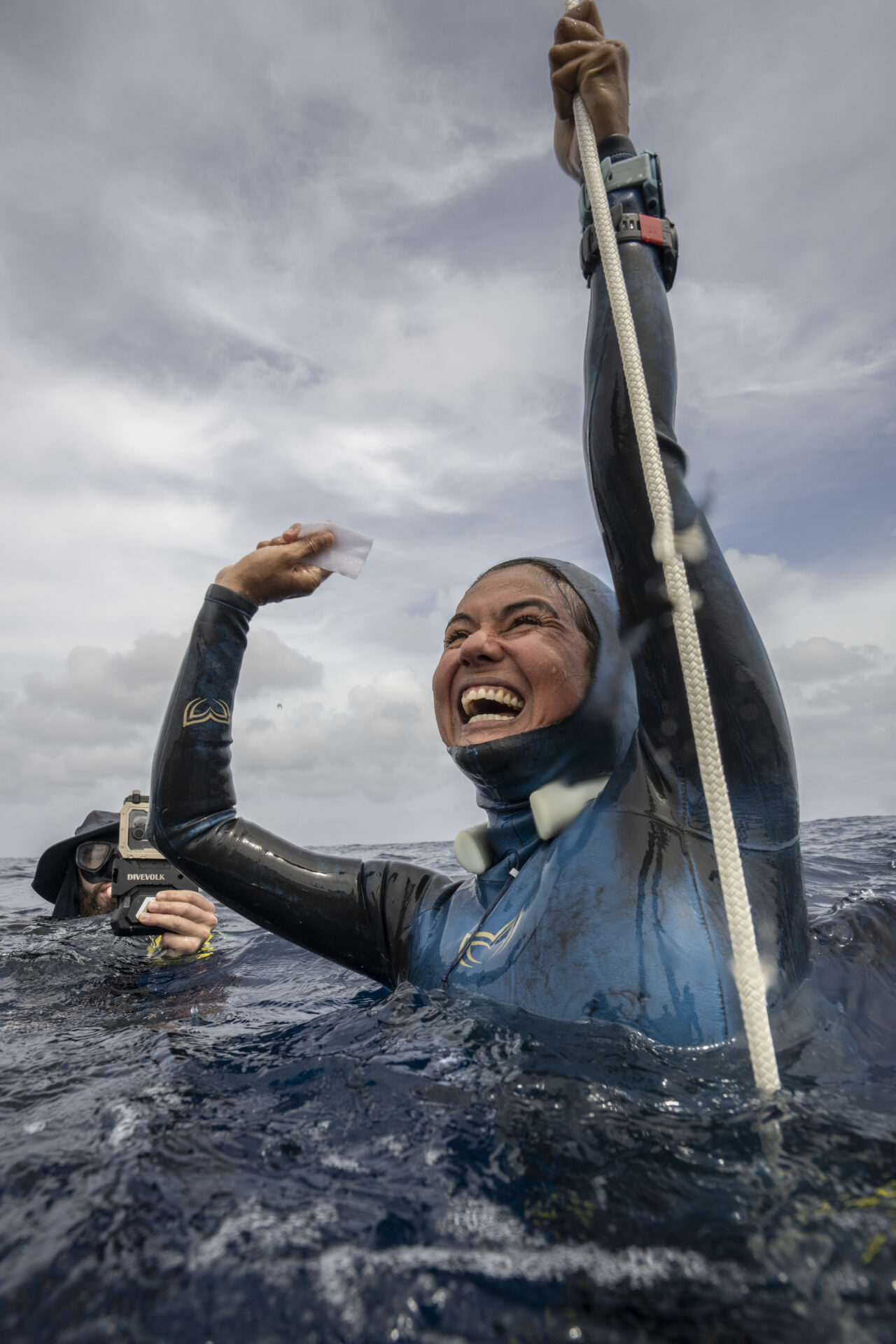 ¡Felicidades! Chilena Javiera Pinto rompe récord nacional al descender 66 metros en competencia internacional de apnea