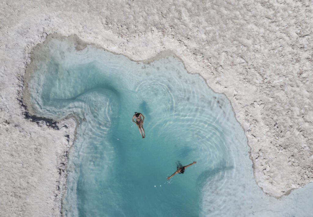 Vista aérea de la Laguna Turquesa ubicada en el Salar de Pedernales, Chile.