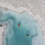 Vista aérea de la Laguna Turquesa ubicada en el Salar de Pedernales, Chile.