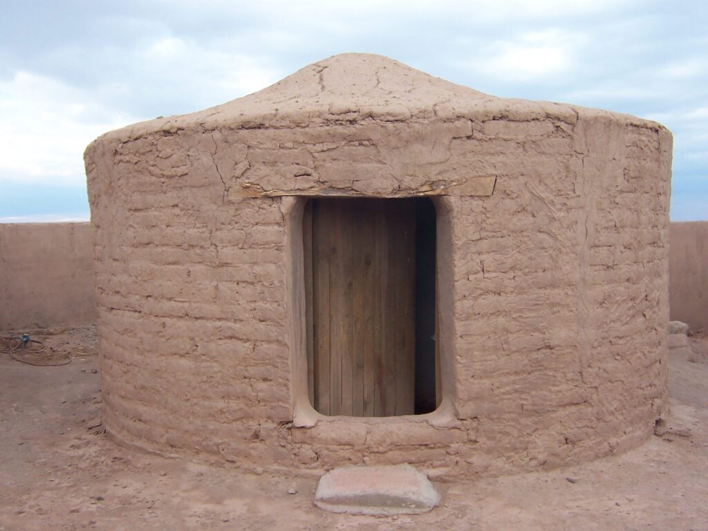 Réplica construida en las cercanías de la aldea de Tulor. Créditos (CC-BY): Lastutok, vía Wikipedia.