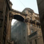 Paseo Phillips en el día de los patrimonios, estaba siendo medio día y en medio de la bullicia y gente el edificio imponente te entregaba otro ángulo de su belleza entre neblina