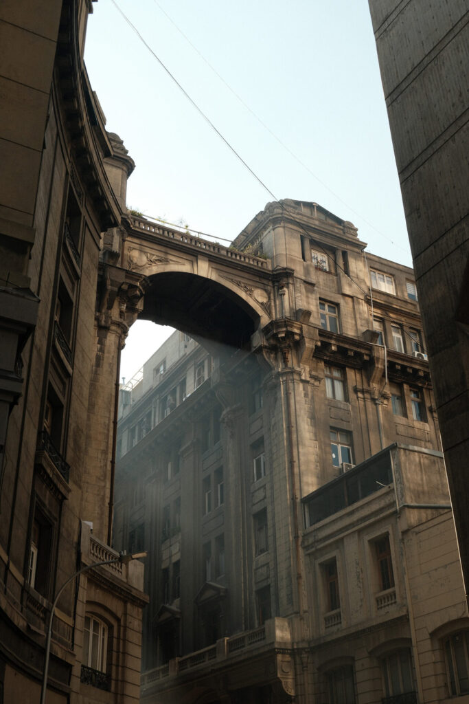 Paseo Phillips en el día de los patrimonios, estaba siendo medio día y en medio de la bullicia y gente el edificio imponente te entregaba otro ángulo de su belleza entre neblina