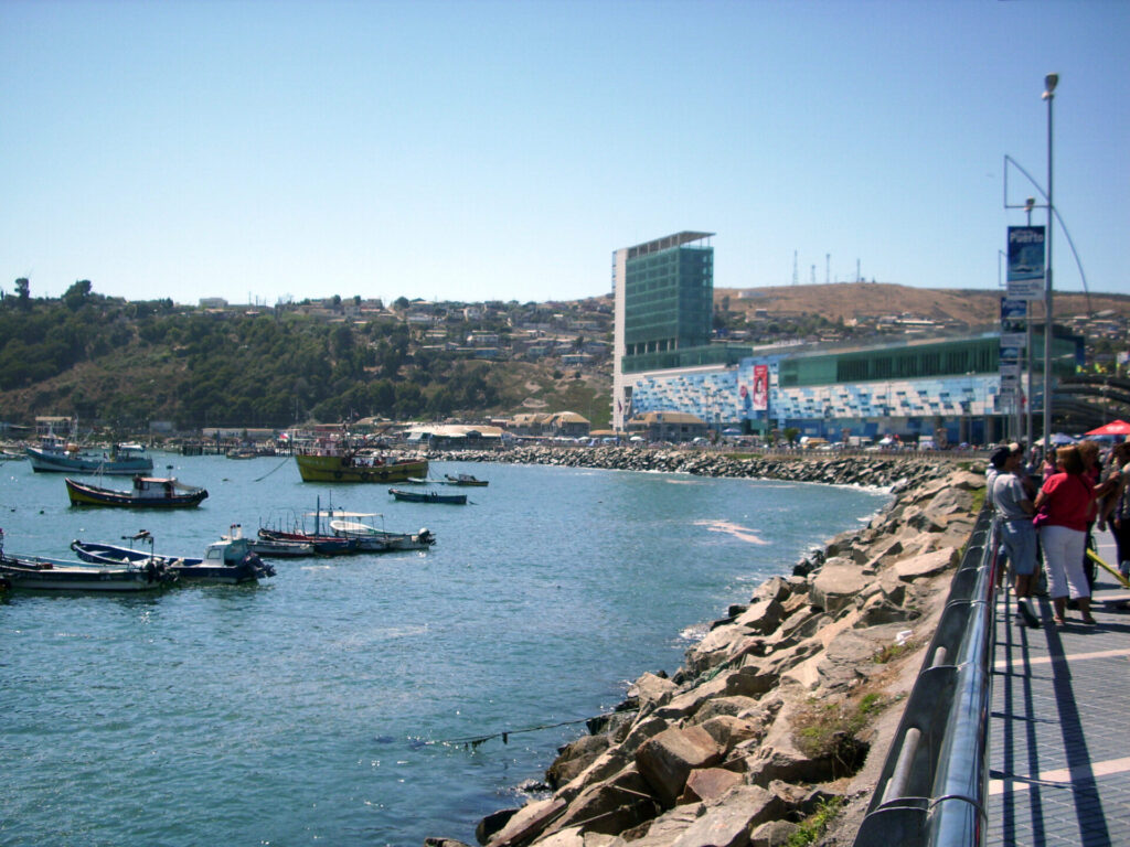 El Mall Arauco San Antonio y el Casino del Pacífico fotografiados desde el Paseo Bellamar del Puerto de San Antonio. Chile. Foto de Jorge Barrios Riquelme