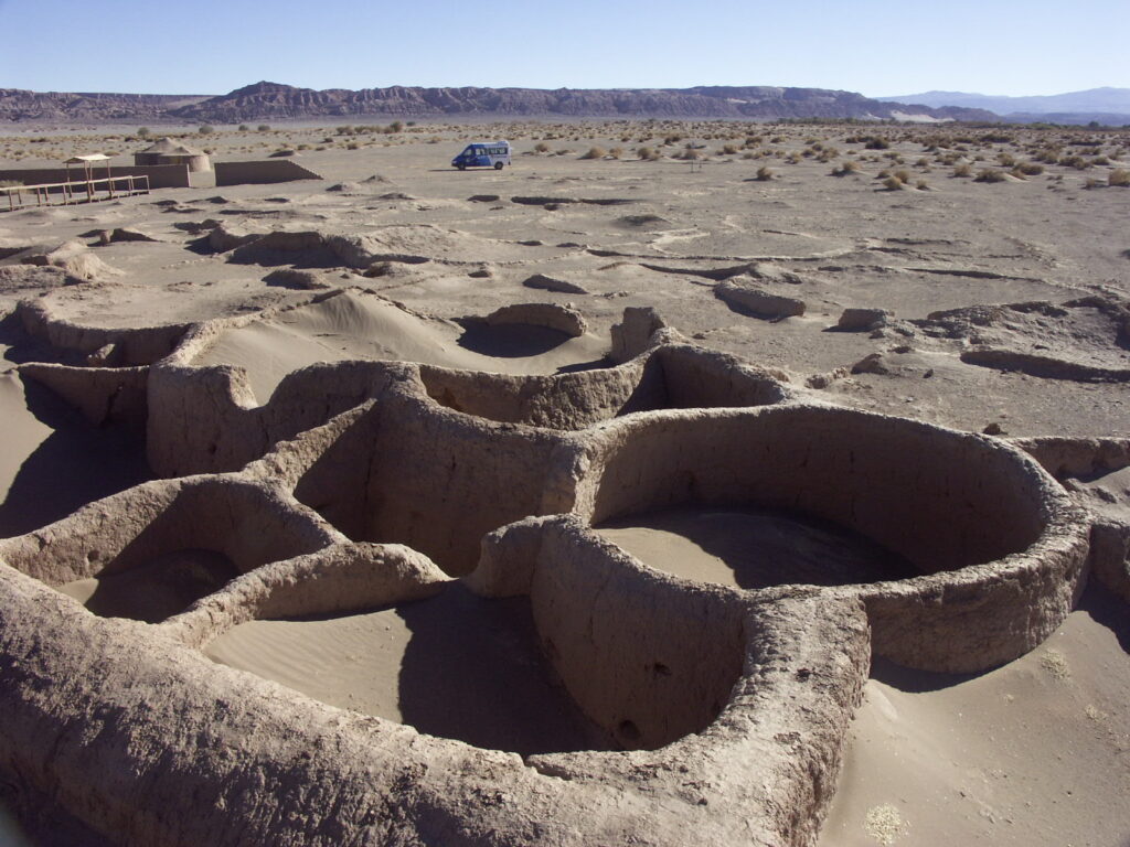 Aldea de Tulor sepultada aún bajo la tierra y arena del desierto. Créditos (CC-BY): Roberto Araya Barckhahn, vía Wikipedia.