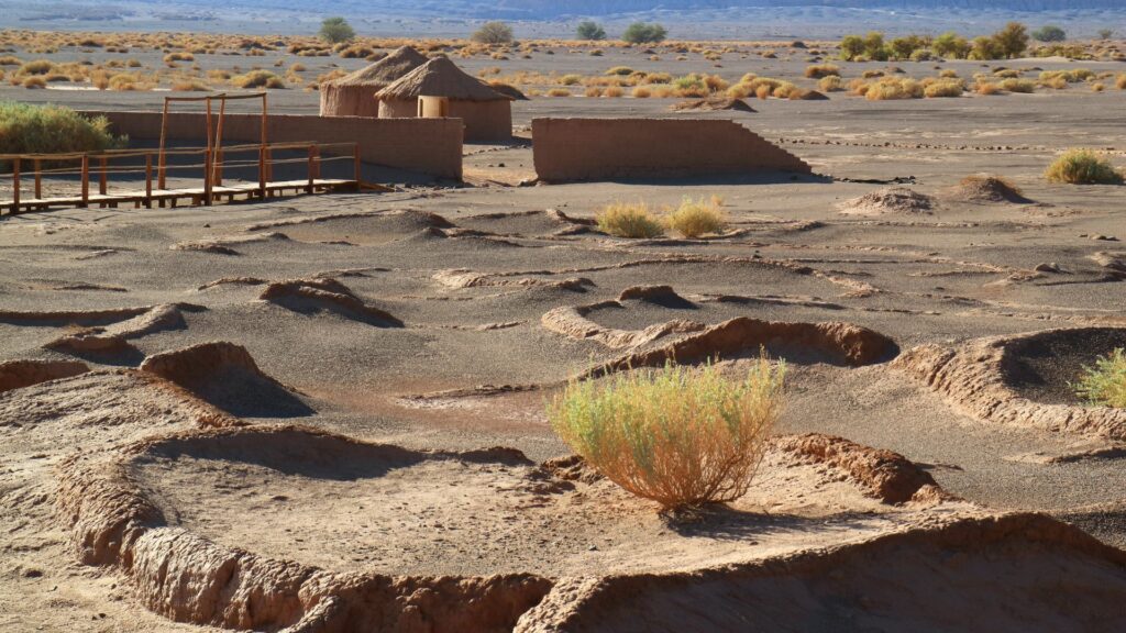 Aldea de Tulor sepultada aún bajo la tierra y arena del desierto. Créditos (CC-BY): Shiny_Coconut, vía Canva.com.