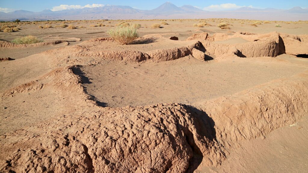 Aldea de Tulor sepultada aún bajo la tierra y arena del desierto. Créditos (CC-BY): Shiny_Coconut, vía Canva.com.