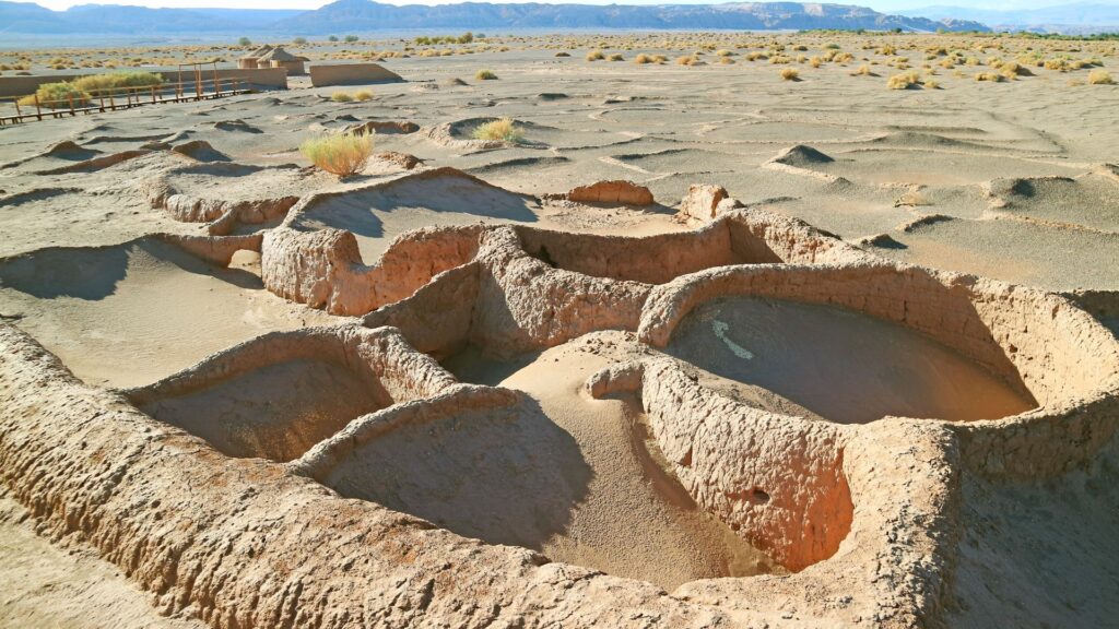 Aldea de Tulor sepultada aún bajo la tierra y arena del desierto. Créditos (CC-BY): Shiny_Coconut, vía Canva.com.