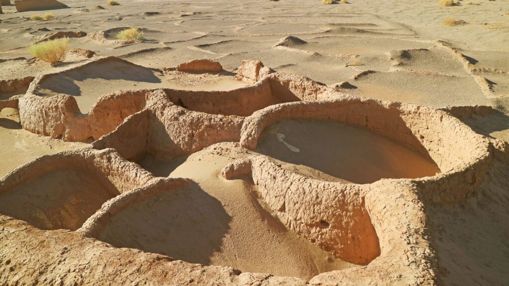Aldea de Tulor sepultada aún bajo la tierra y arena del desierto. Créditos (CC-BY): Shiny_Coconut, vía Canva.com.