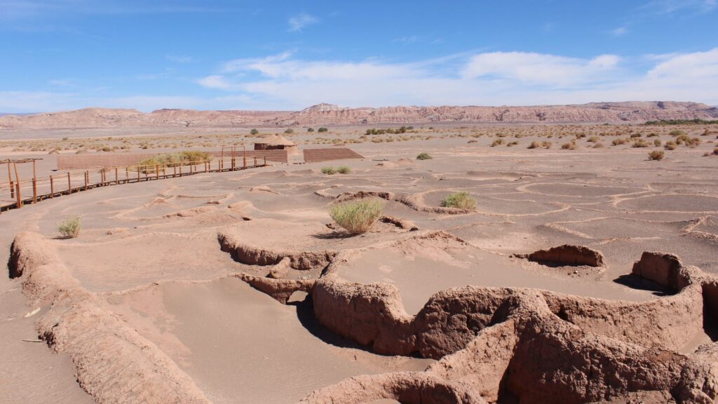 Aldea de Tulor sepultada aún bajo la tierra y arena del desierto. Créditos (CC-BY): LMedeiros, vía Canva.com.