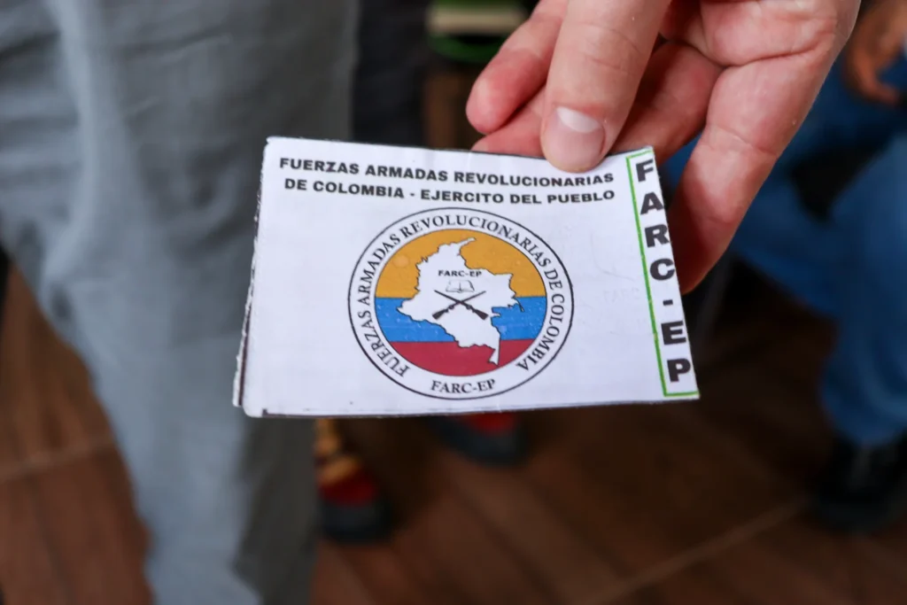 Un recibo manuscrito confirma el pago de dinero a cambio de protección a un grupo disidente de las FARC. Este tipo de extorsión se conoce en Colombia como “vacuna” o “impuesto revolucionario”. Créditos (CC-BY): Juan Ortiz