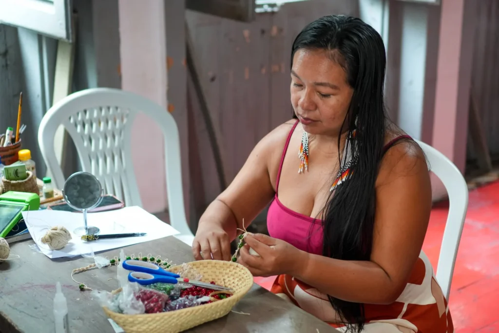 Carla Wisu es una de las directoras del centro y recuerda cómo las mujeres de su familia solían prestar los cuidados que ahora se ofrecen en el BCMI. Aboga por que el centro se convierta en un centro de formación para lideresas indígenas Créditos: Gabriel Gawa