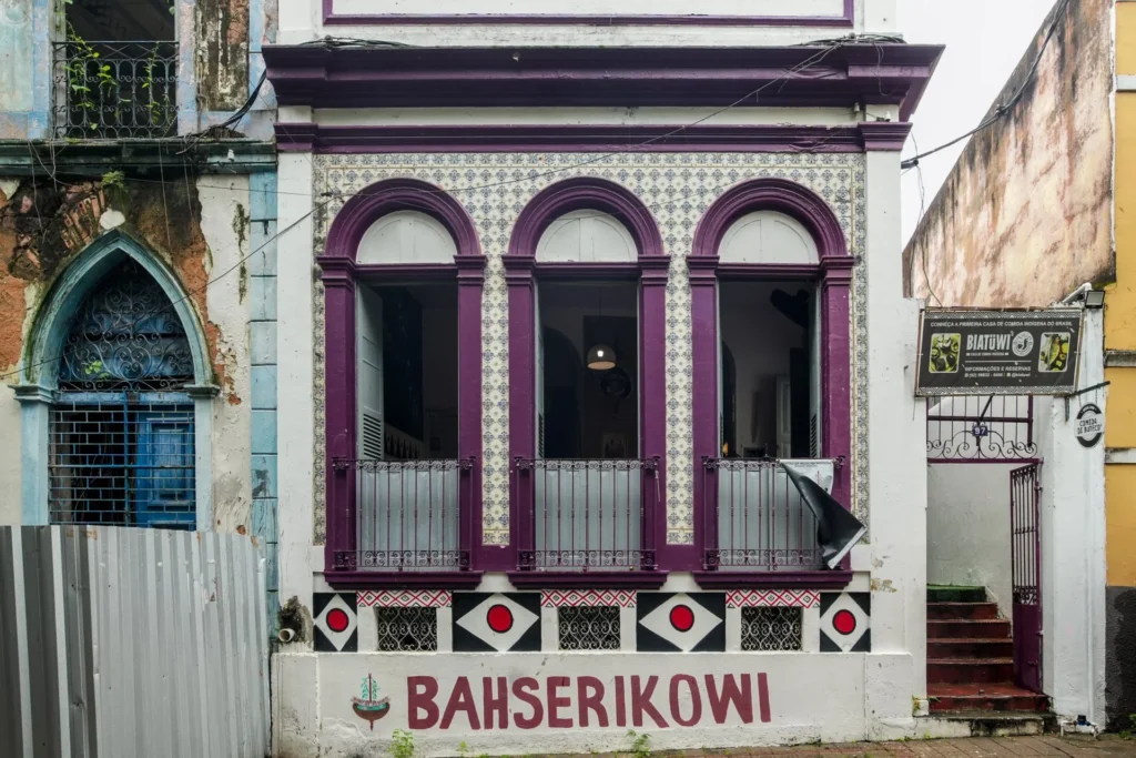 El Centro de Medicina Indígena Bahserikowi visto desde la calle. En su interior, el bahsese comienza con la purificación del cuerpo y luego rituales específicos según las necesidades del paciente. Créditos: Gabriel Gawa