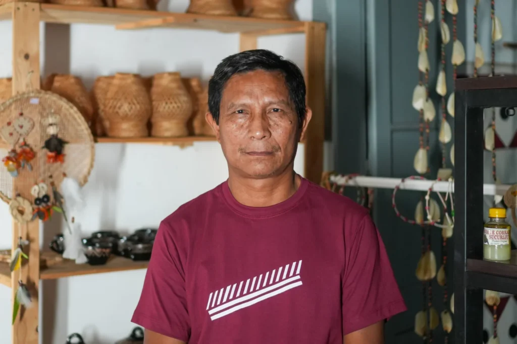 João Paulo Barreto es investigador y profesor de antropología social en la Universidad Federal del Amazonas. Además, ejerce en el BCMI y aboga por un campo del conocimiento sanitario más diverso: “La ciencia es un modelo, y los pueblos indígenas tienen otro” Créditos: Gabriel Gawa
