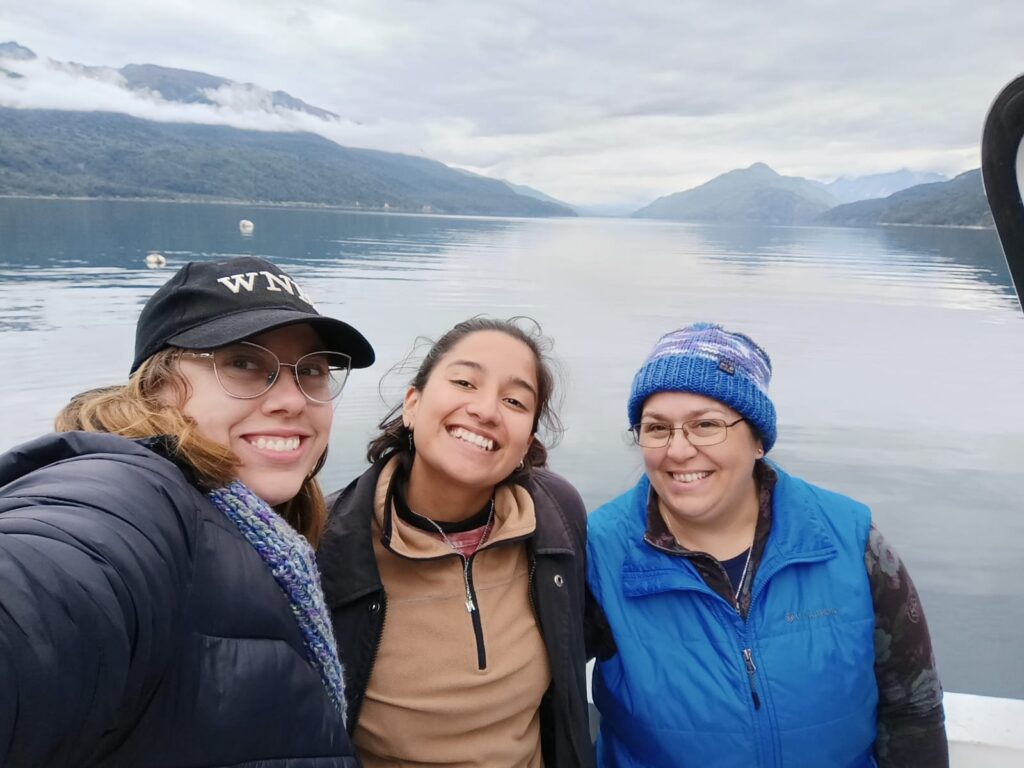 Equipo de científicos estudiando la expansión de Amanita muscaria en los parques nacionales de Argentina. Créditos (CC-BY): Cortesía de Eugenia Salgado Salomón.