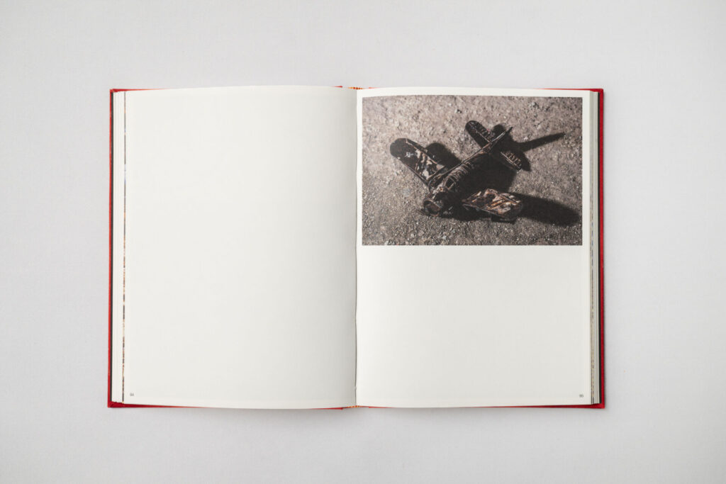 Foto de la maqueta del libro "Megaincendio“. La foto muestra un avión en miniatura que pertenecía a Candido Antonio Albornoz Fuentes, ex piloto de la Fuerza Aérea que coleccionó los aviones durante su carrera. Fue el único objeto que su nieto Luis rescató de las cenizas de su casa. Quilpué, 10.11.2025, Chile. Créditos Stefan Nieland.
