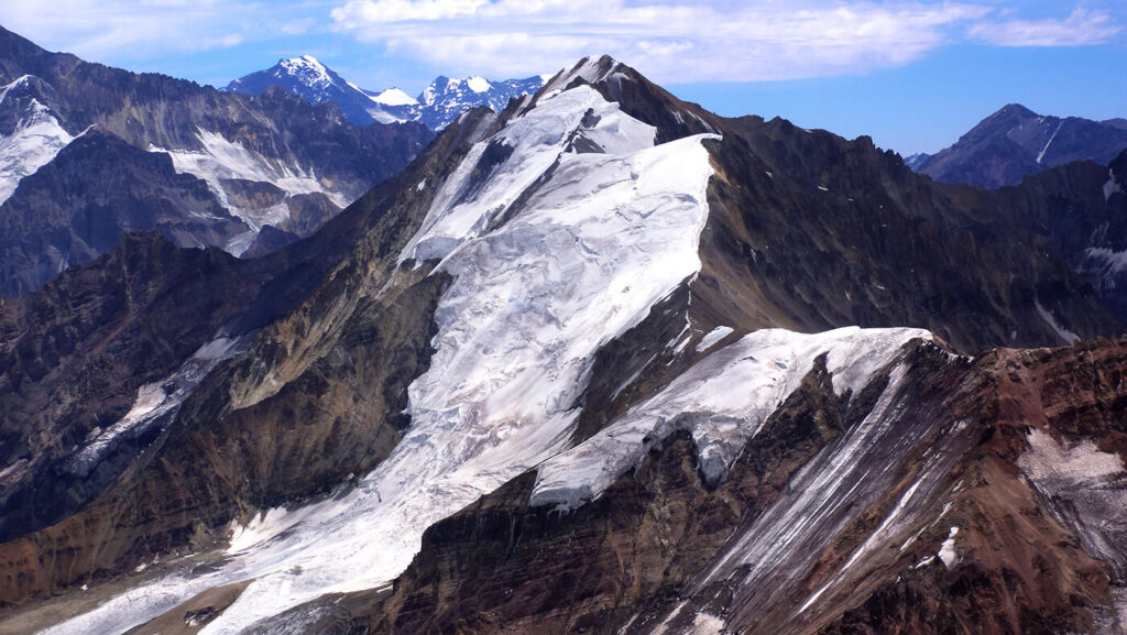 Área Protegida de Múltiples Usos en el valle de los ríos Colorado y Olivares y Parque Nacional Glaciares de Santiago, en el Cajón del Maipo. Créditos (CC-BY): Camilo Novoa.