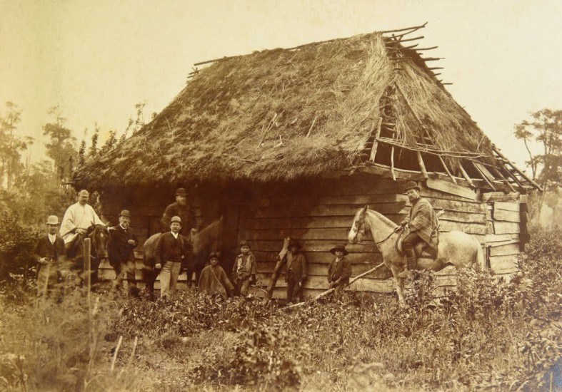 Camino a Puerto Montt, 1893. [Fotografía], colección Archivo Enterreno, 1893, Archivo Enterreno https://www.enterreno.com/moments/camino-a-puerto-montt-1893. CC0 — Dominio Público