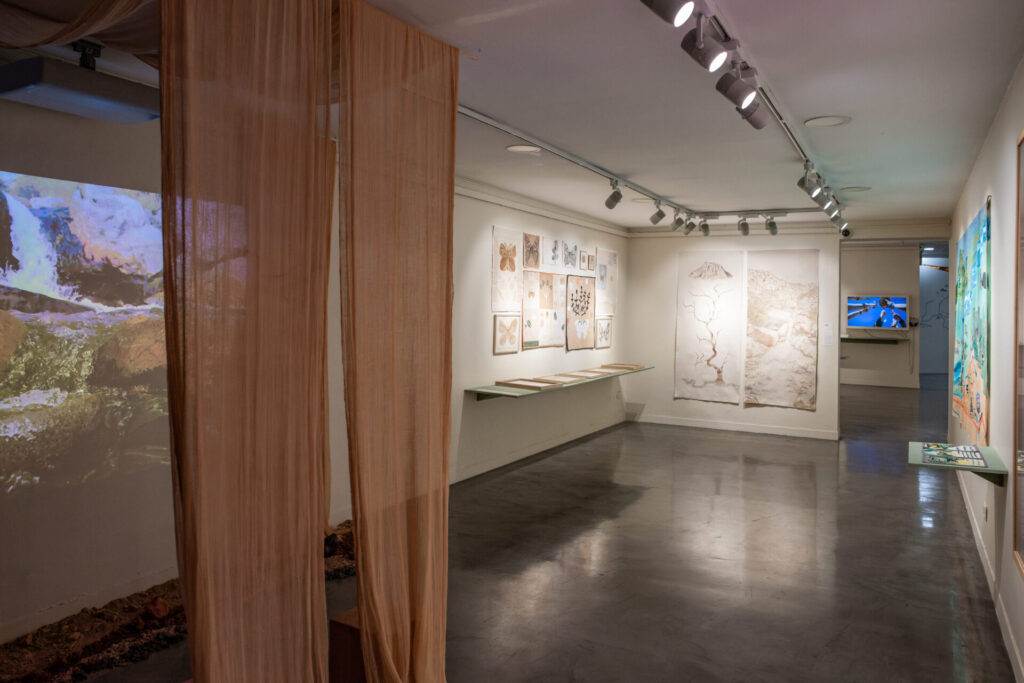Exposición “Hacedoras de mundos. Créditos: CCESantiago